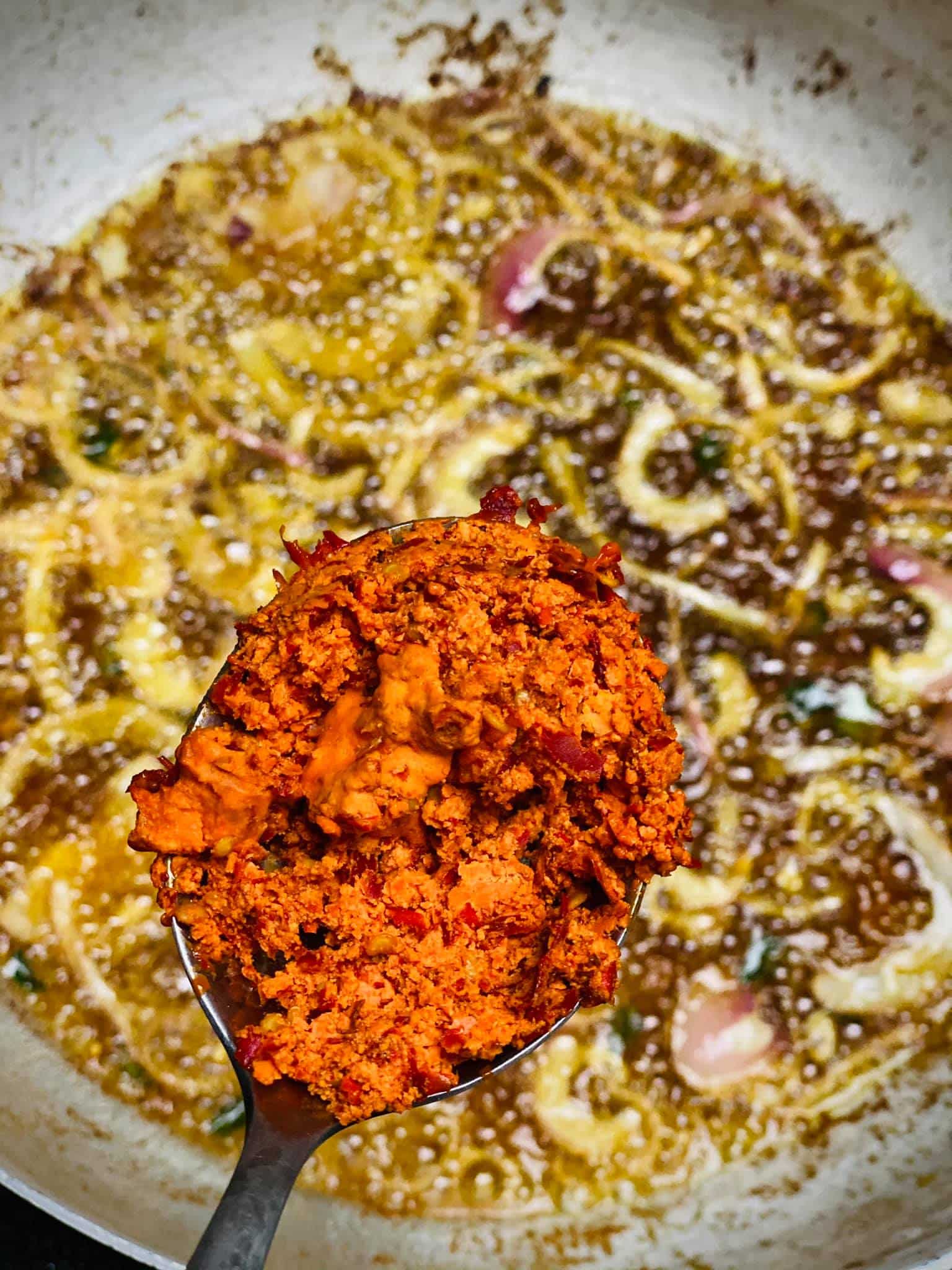 Goreng dulu, cara buat kari ayam kuah pekat dan sedap tak boleh bawa bincang