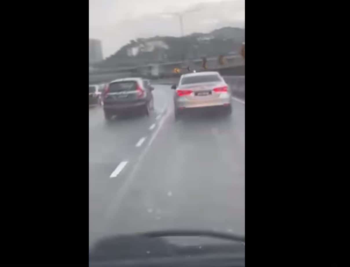 'Jangan guna alasan ada kad OKU pulak' - Pemandu biadap halang ambulans dicari