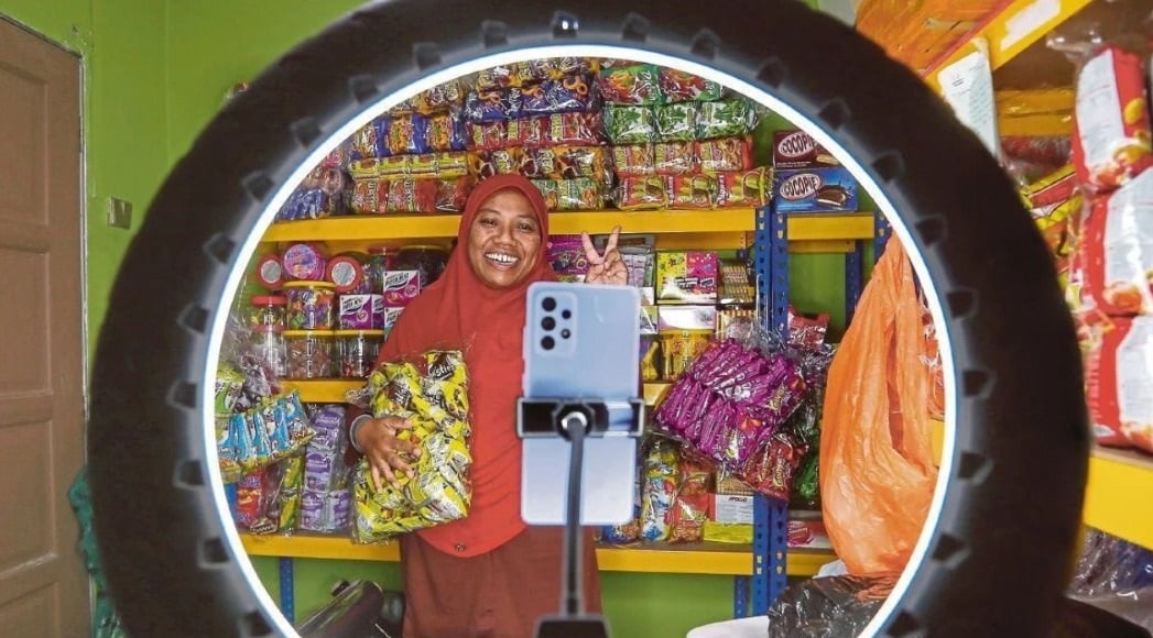 Jual jajan sampai awal pagi, 'mak cik' yang terima kata sinis ini bukan sembarangan 