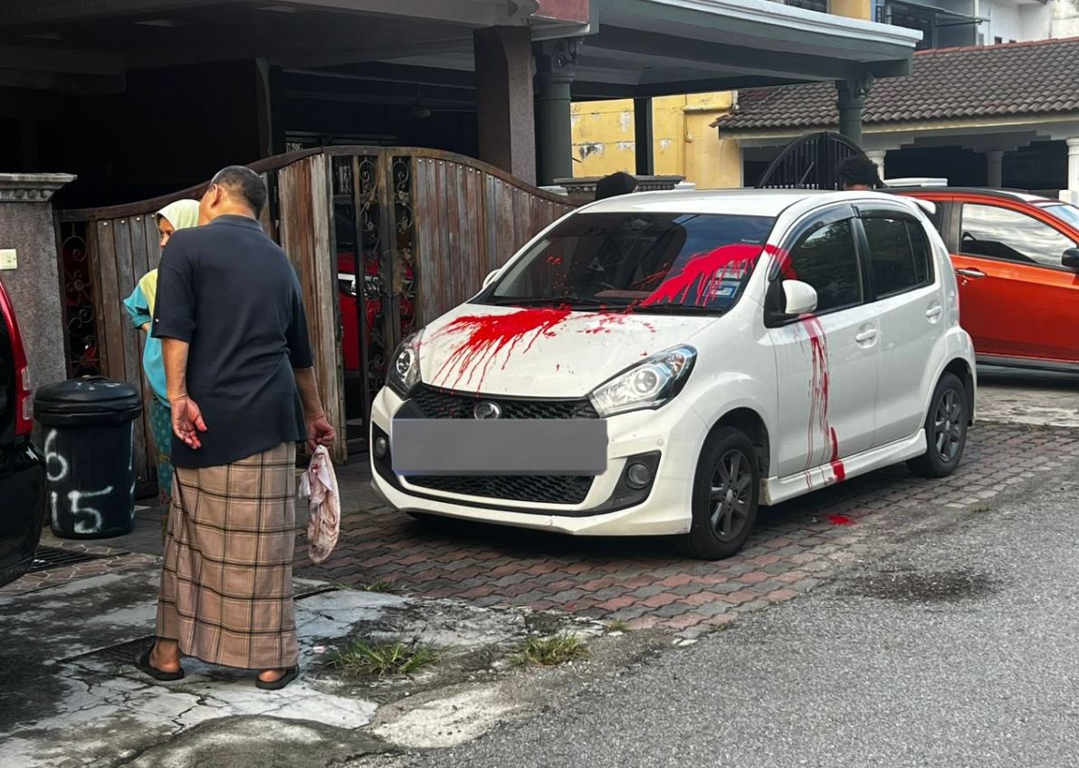 Kerana sorang berhutang Ah Long, habis semua rumah jiran-jiran kena simbah cat, siap ugut bakar lagi