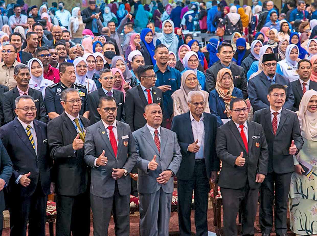 Kerja kerajaan? Skim KWSP vs skim pencen: Mana lagi baik?