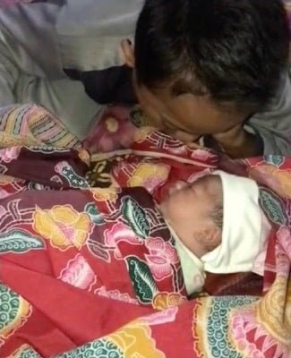 "MasyaAllah merdunya"- Netizen menangis tengok budak kecil ganti ayah laung azan sambut adik baru lahir 