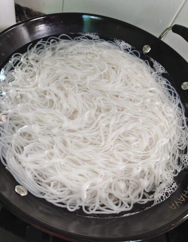 Memang renyah nak masak kuah laksa lemak, sekarang senang, guna sardin je pun boleh