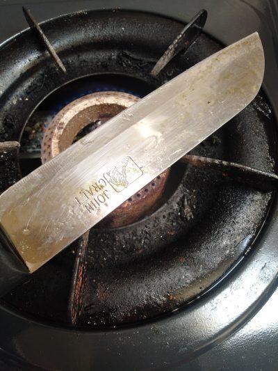 Menghilangkan getah buah yang melekat pada pisau merupakan tugas yang agak sukar