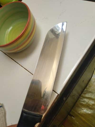 Menghilangkan getah buah yang melekat pada pisau merupakan tugas yang agak sukar