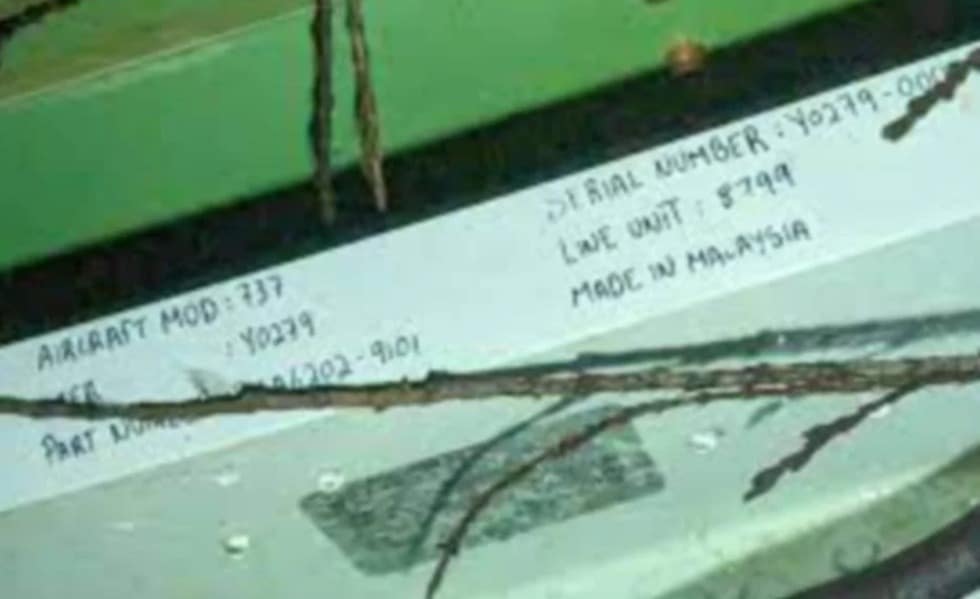 'Mungkin saja nak kutuk barangan buatan Malaysia' - Pelik tulisan tangan di palam pintu pesawat Alaska Airlines ini 