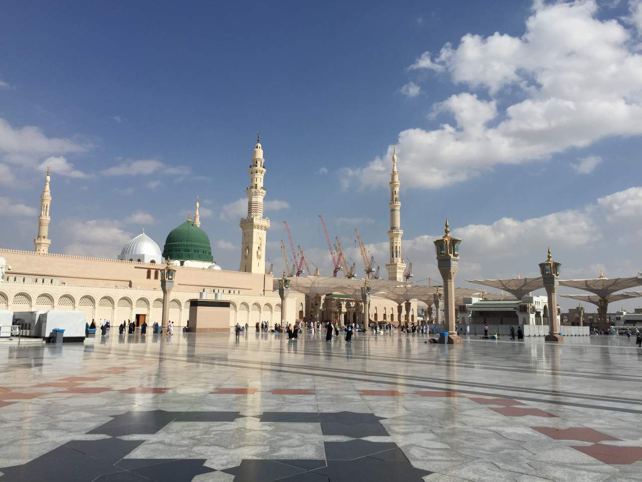 'Patut banyakkan amalan di Masjid Nabawi bukan bersilat' - Reaksi ustaz ini berbeza pula 