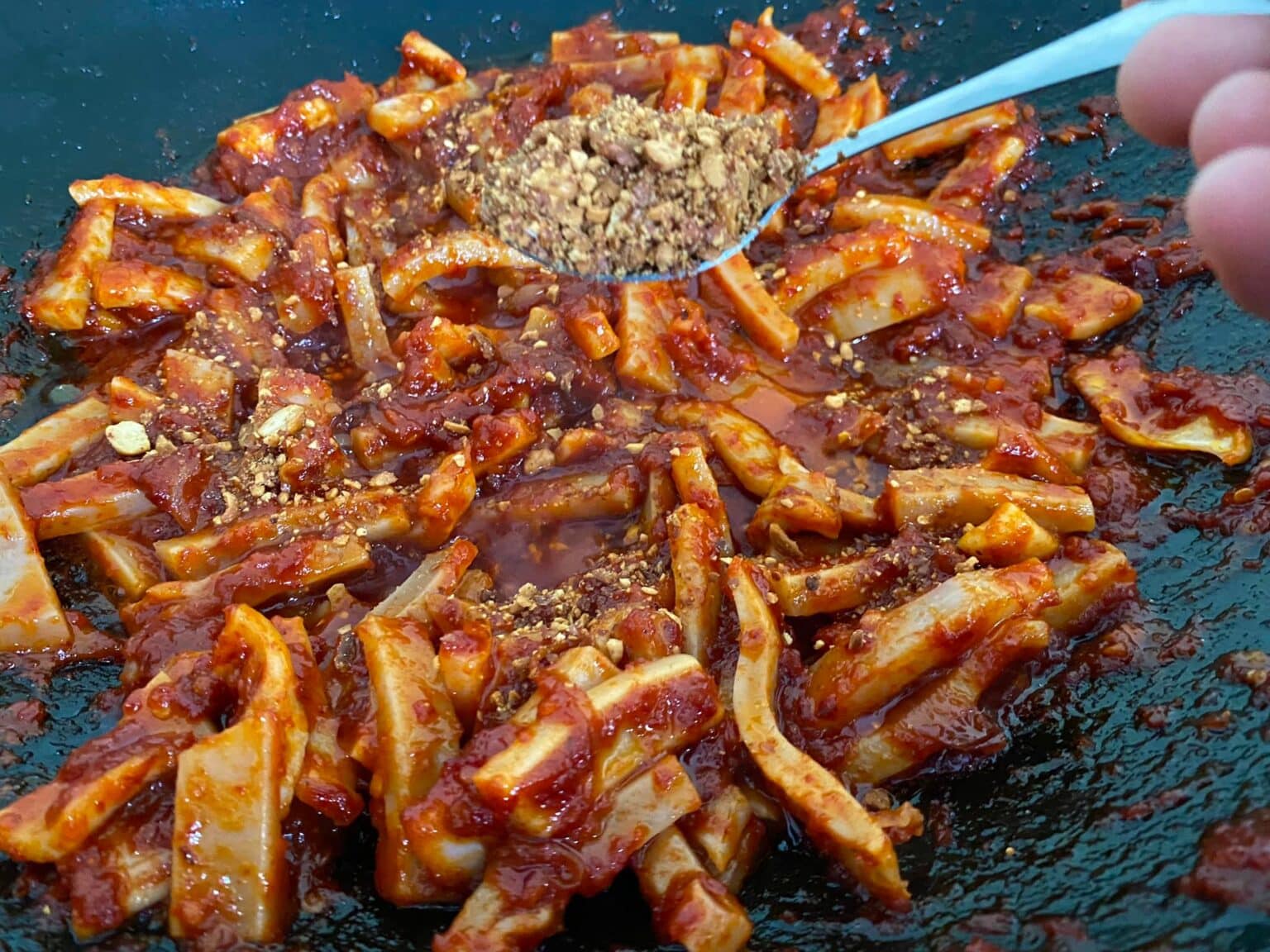 Sentuhan berbeza buat sambal sotong, lembut dan sedap sampai berebut anak beranak