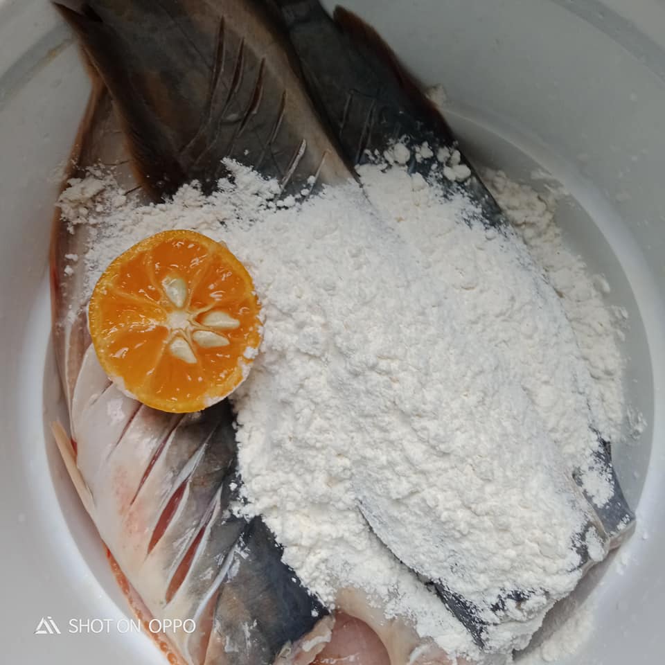 Tips goreng ikan keli tanpa meletup, rupanya guna ini je