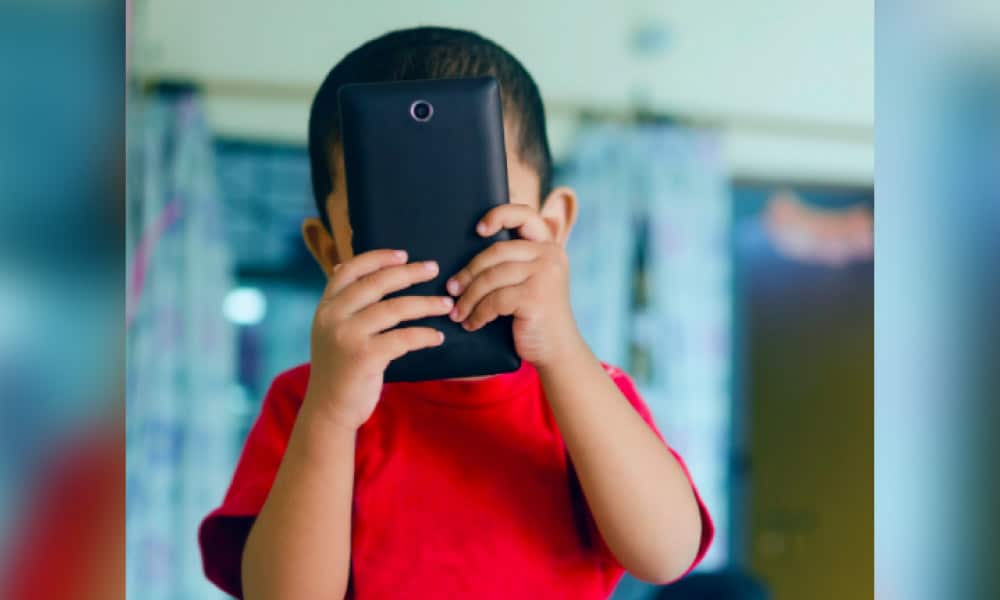 Anak memberontak dan menangis nak 'handphone', pakar psikologi ini dedah risiko anak jadi hamba gajet 