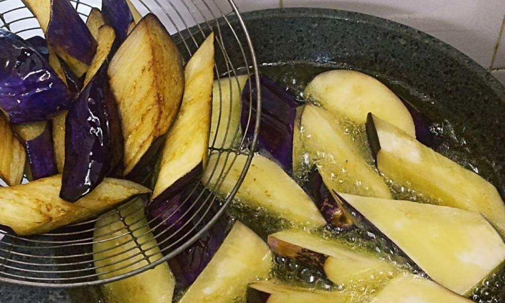 Cara masak terung goreng lebih sihat kena letak 1 bahan 'istimewa' ini