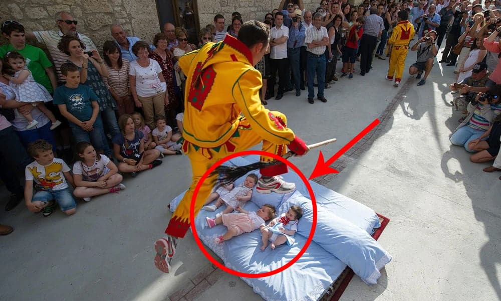 Dianggap unik, tapi seram! Festival Lompat bayi dengan lelaki berpewatakan 'syaitan' dianggap aneh