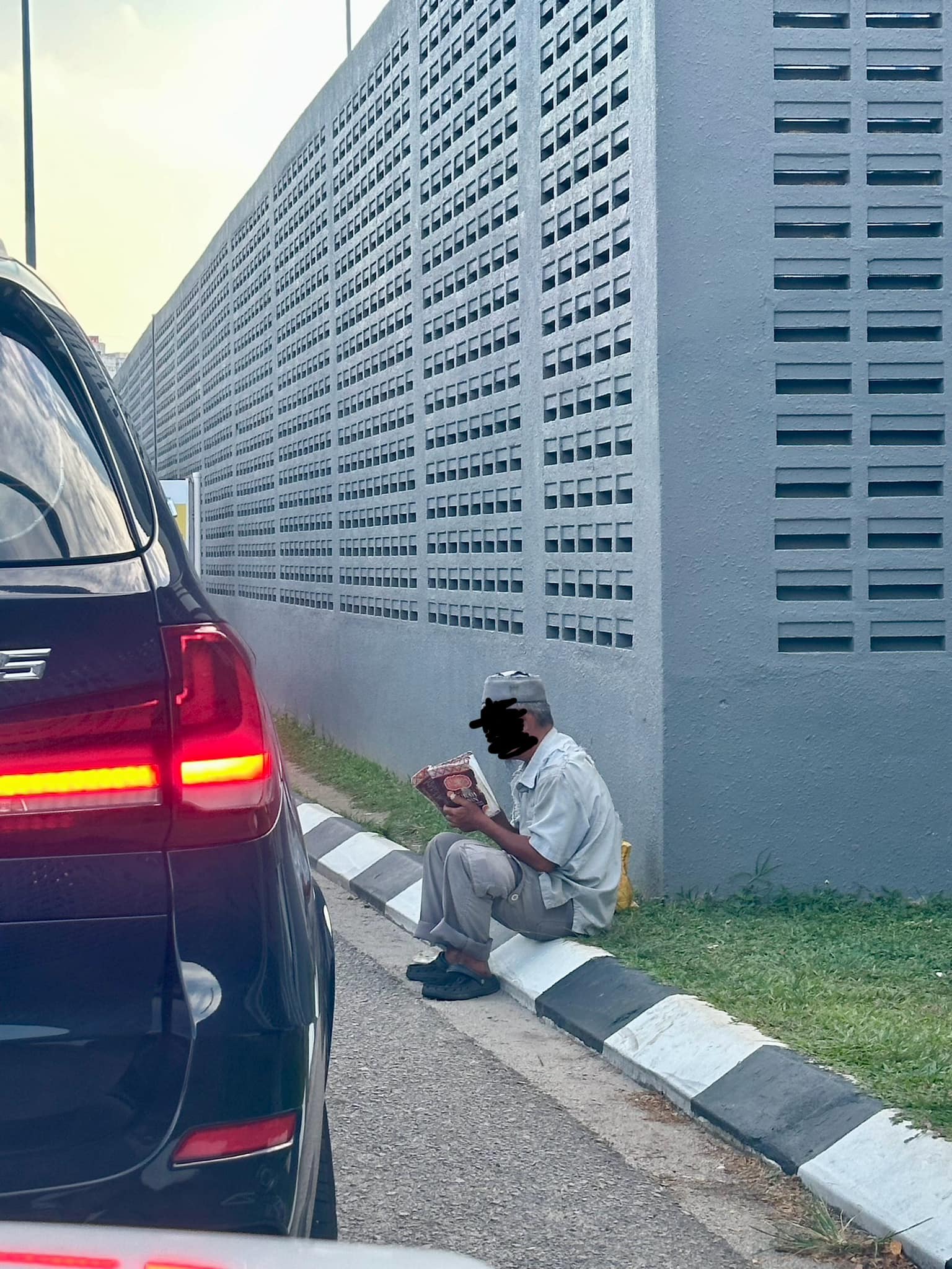 Hairan lihat pakcik macam Tugu Negara, ada 4 sebab lelaki ini tidak terus bersedekah 