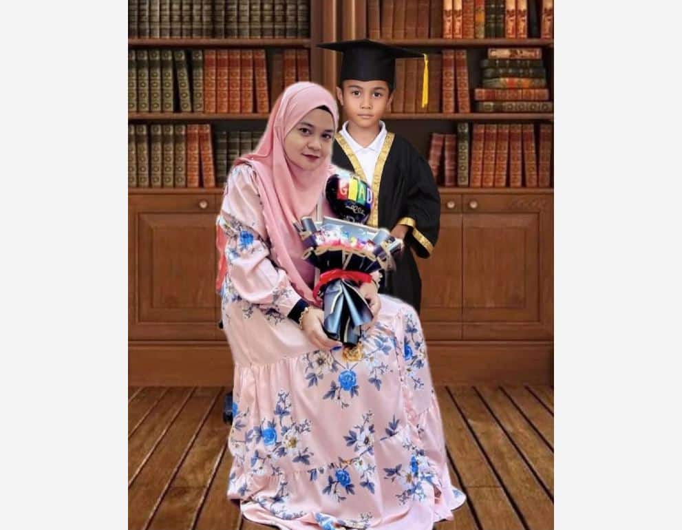 Ibu Zayn Rayyan sunting gambar bersama dan ucap tahniah sempena hari graduasi