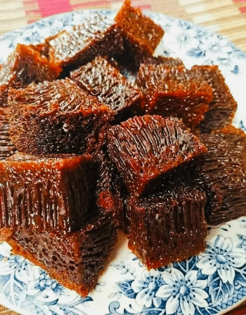 Individu ini kongsi resipi kek gula hangus penuh bersarang dalam 'rice cooker', elok kejadiannya