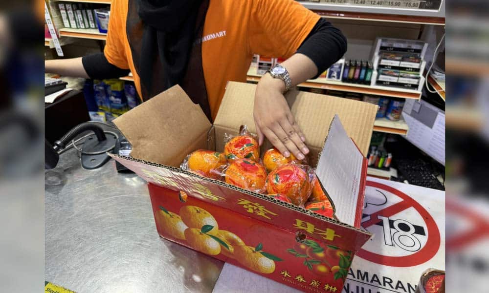 Ini cara nak kesan buah limau busuk dalam kotak, staf kedai serbaneka ini pun dipuji 