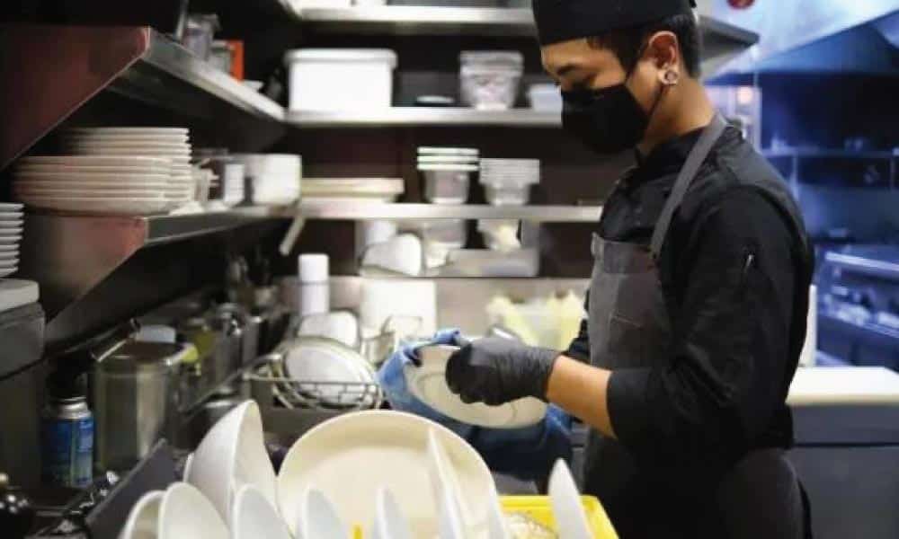 Kurang sambutan, taktik restoran naikkan harga gaji cuci pinggan untuk tarik warga Malaysia