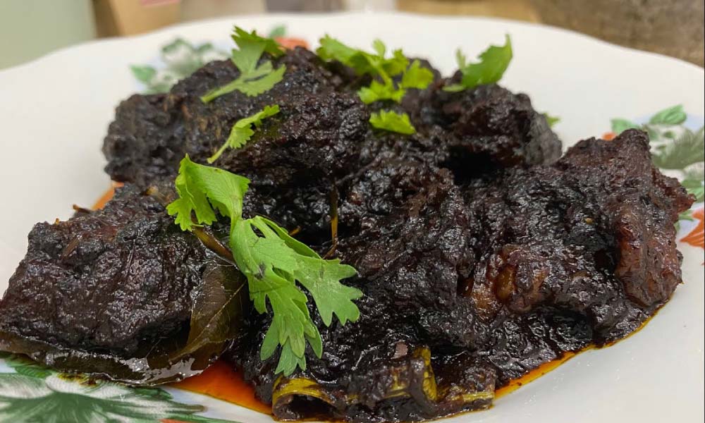 Memang kena masak lebih nasi, wajib cuba resepi 'rare' daging masak hitam Sarawak ini