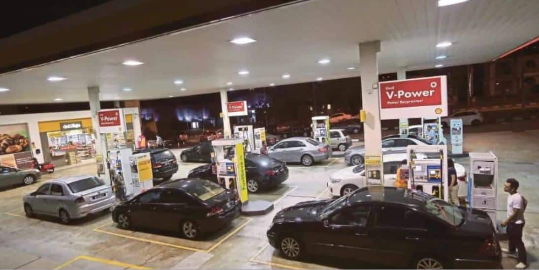 "Perlunya ada nilai toleransi" - Individu dedah rasa geram kereta 'parking' lama di petak isi minyak, rupanya cucuk duit di ATM