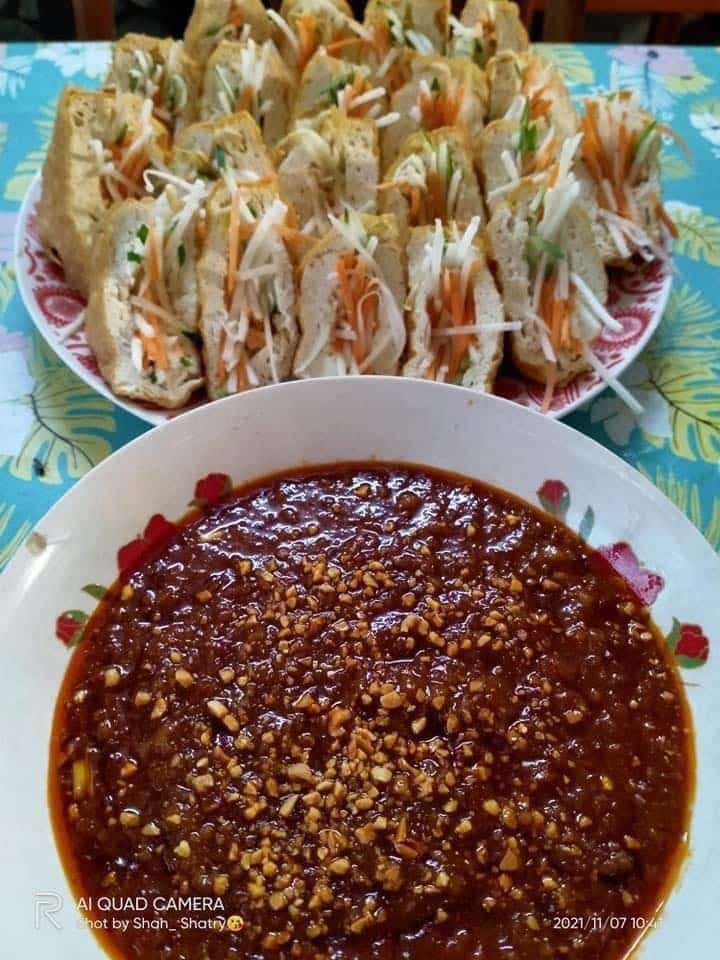 Teknik hirisan sayur pun main peranan, ini cara buat tauhu sumbat kuah kacang sedap