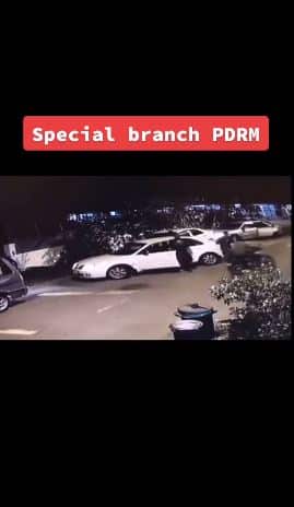 Terkejut lelaki buncit bersinglet, pakai baju Proton tangkap mat pet 