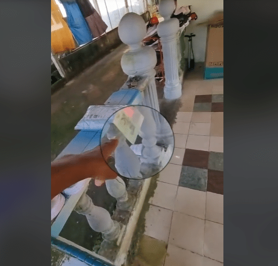 Tuan rumah buat hal, abang kurier jenuh cari duit COD diselit celah selipar
