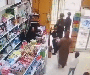 Budak di kedai ditanggalkan baju dan ditampar, inilah rupa pendudukan tentera