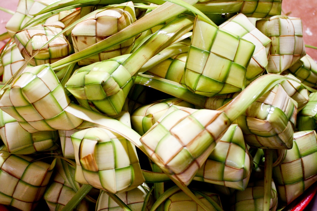 Guna daun muda & segar antara petua bagus untuk elak ketupat nasi cepat basi