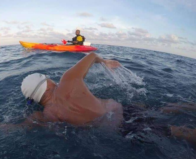 Individu pertama renang solo 12 jam tanpa henti sejauh 26.2km