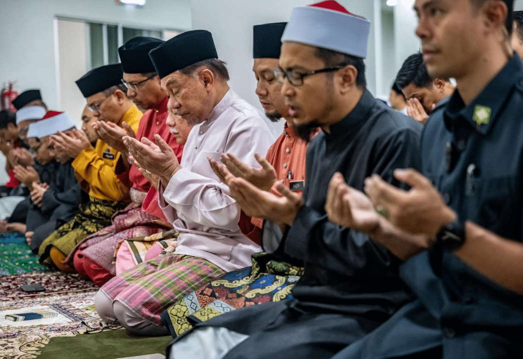 Jangan tak tahu Muslim berpengaruh ke-11 di dunia ada di negara ini, patutlah Malaysia pun ke-5 paling gembira