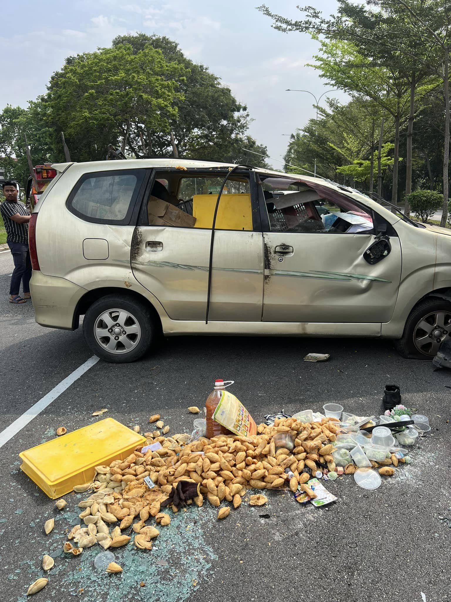 Kuih bertaburan atas jalan, tangan cedera dan kereta 'total loss' - Peniaga bazar Ramadan ini akan bangkit semula