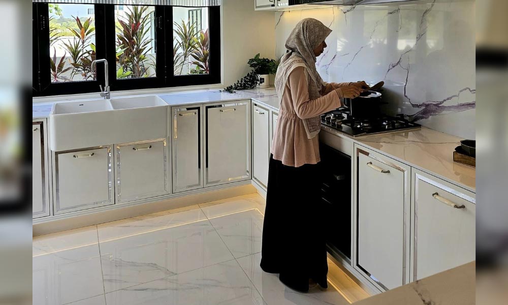 Orang berilmu duduk di dapur pun boleh jadi duit - Ini geng yang perlekeh wanita belajar tinggi tak tahu