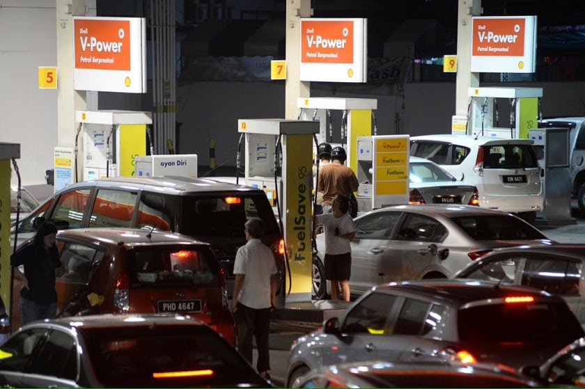 Patutlah kereta tersidai di pam petrol rupanya..., 'spesis' begini kena tahu apa orang lain kata