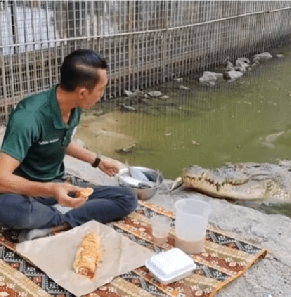 Sabar 'member' tunggu sampai habis baca doa - Lain macam kawan berbuka puasa lelaki ini