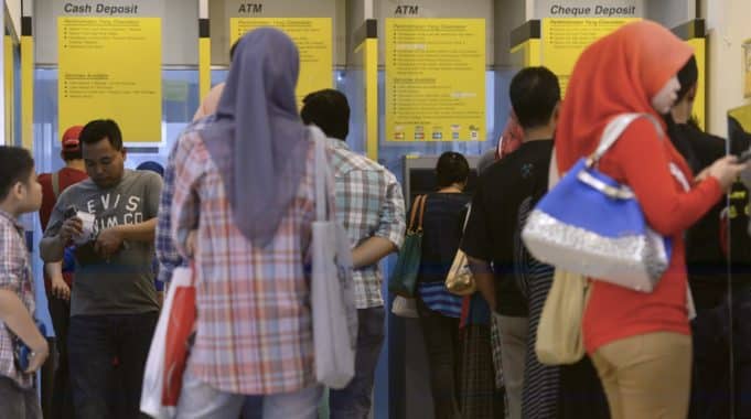 Sanggup pacak di mesin ATM awal pagi demi 'duit raya'