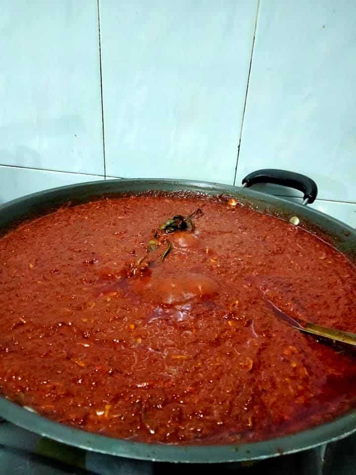 Stress tengok percikan minyak di dinding? Boleh rujuk tips ini elak tumisan cemarkan dapur anda