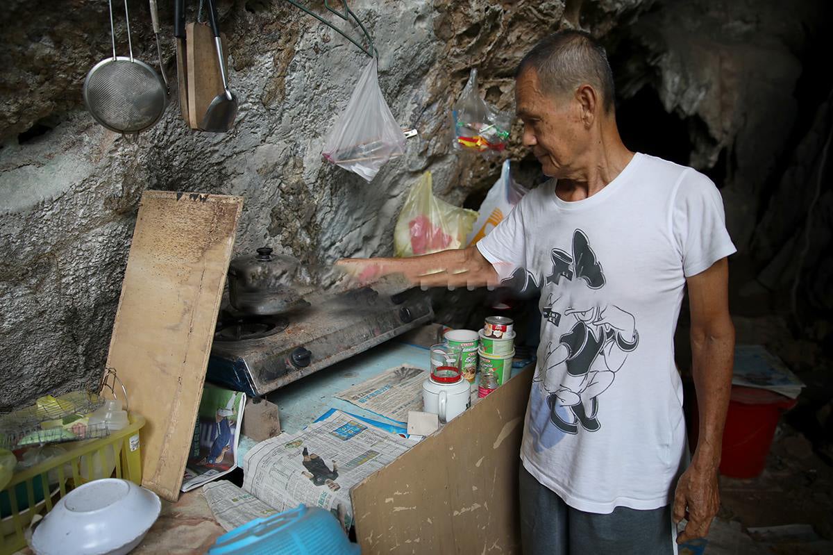 Tak jumpa adik-beradik puluhan tahun, lelaki ini bahagia hidup tepi gua batu kapur