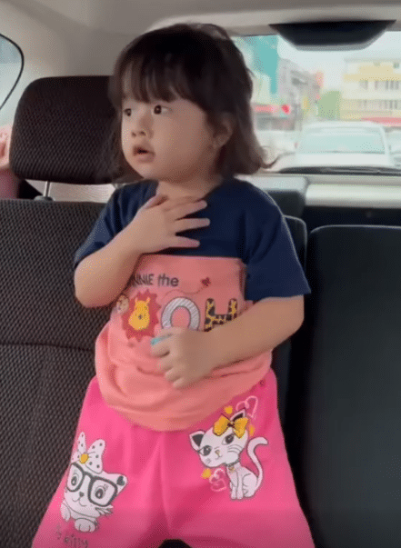  "Tolong abang bomba, adik batuk ni" - Gelagat si cilik comel dah tapi ini sebab netizen pakat 'sound' 