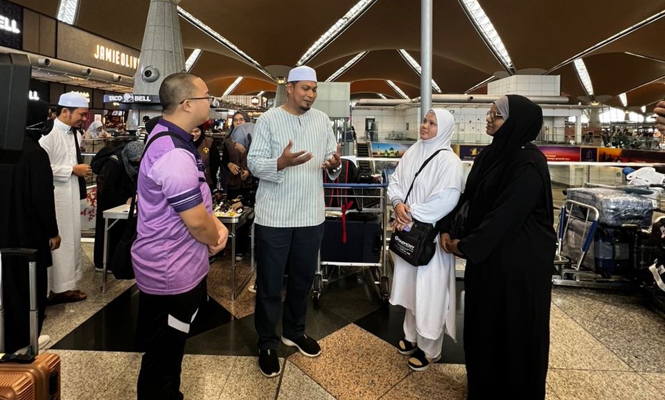 Bakal beraya di Tanah suci memang rezeki 3 mualaf ini ditaja tunai umrah berada 20 hari di Mekah 