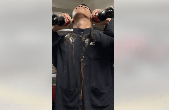 'Boleh tapau dah air gas jiran masuk poket' - Ada yang mahu pakai baju Melayu ini masa musim hujan 