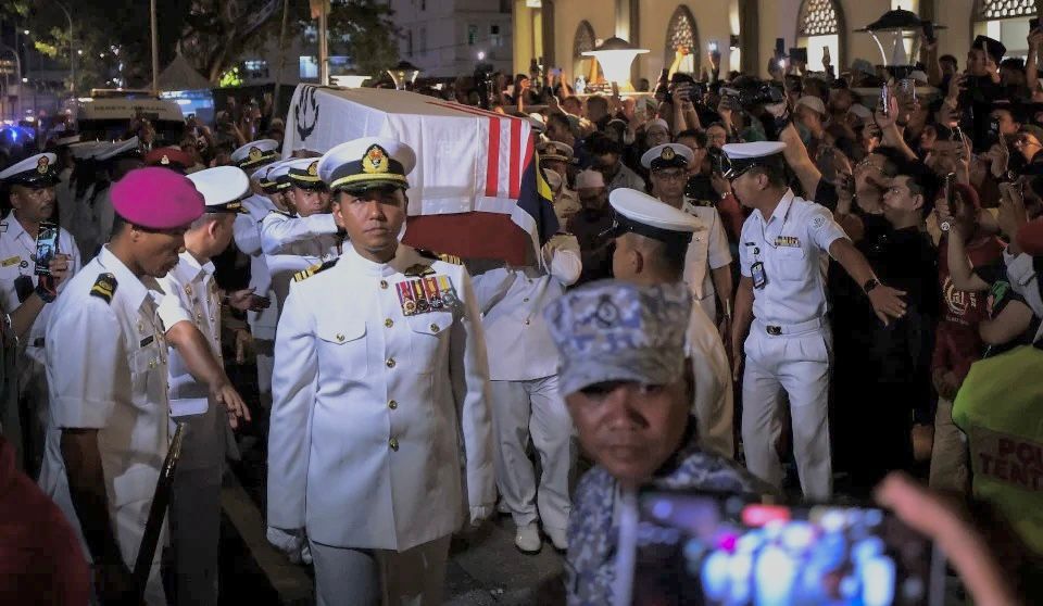 Dek terlalu panik individu ini tertekan sesuatu semasa pengebumian salah seorang anggota nahas TLDM