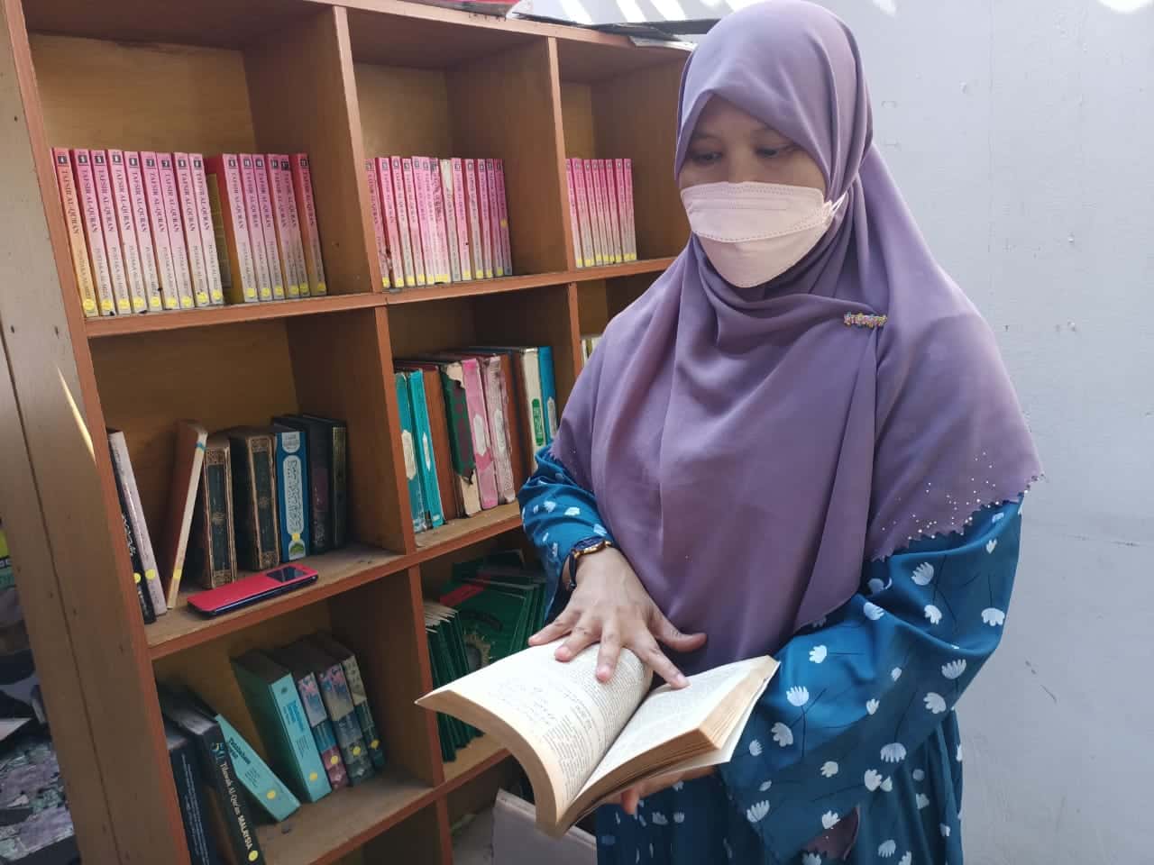 Habis terbakar segala dokumen sekolah dan komputer tapi keadaan rak berisi alQuran dan tafsir ini mengejutkan