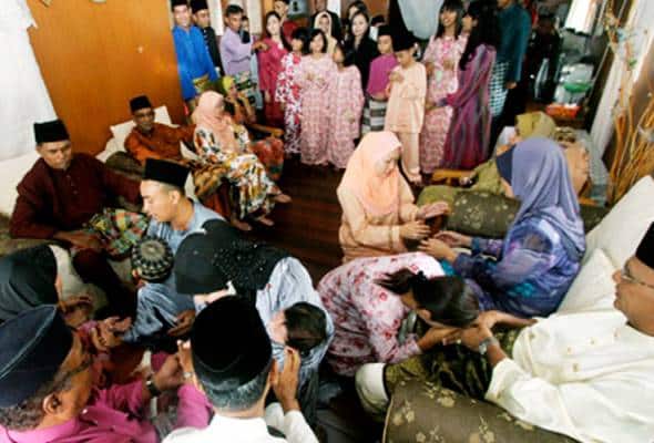 Lagu kena buka kuat kuat di speaker bila pakcik makcik bawang datang raya