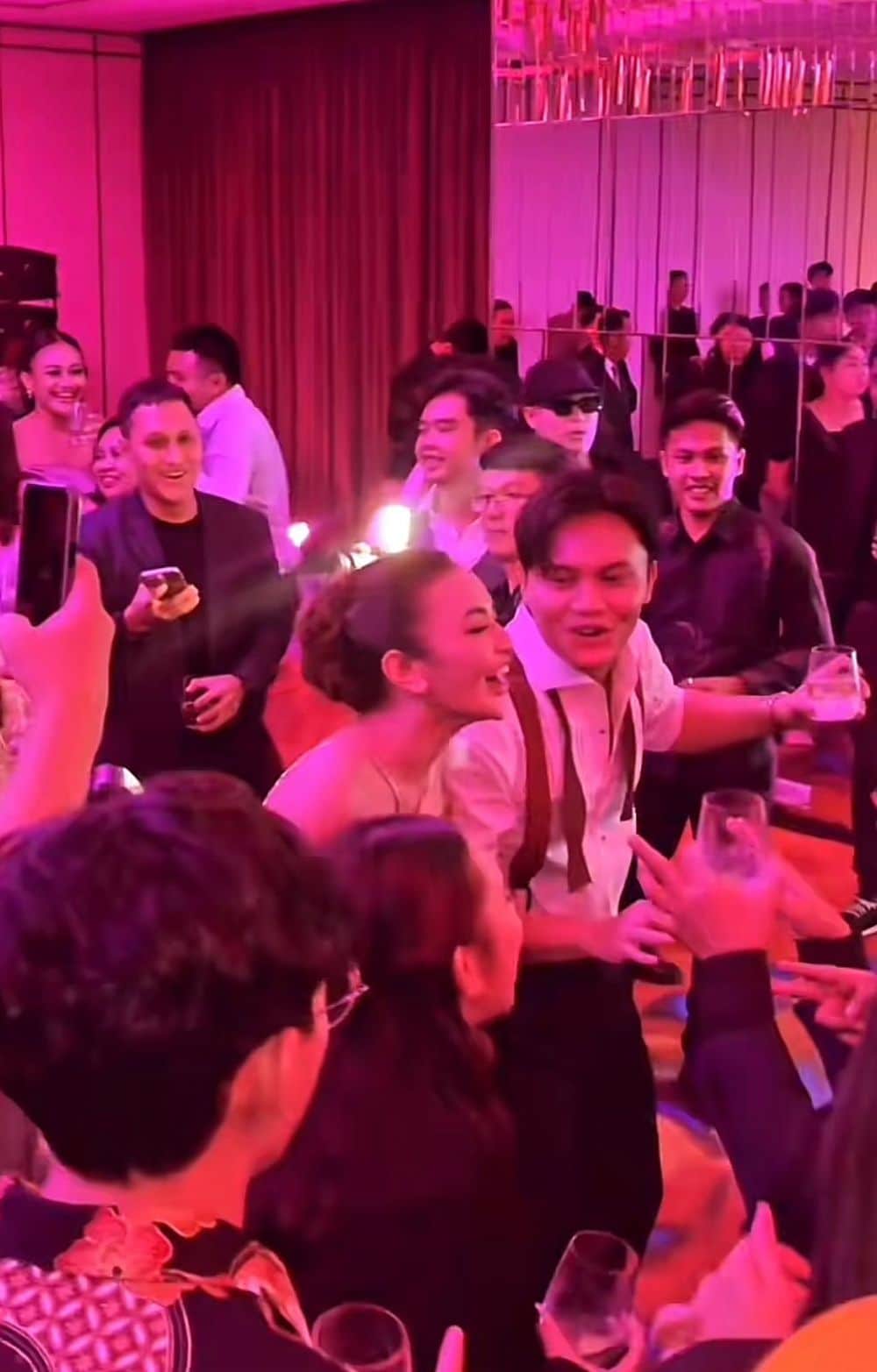 Bapa mertua dakwa Mahalini dah peluk Islam, tapi netizen terkedu tengok 'gelas teh' di majlis 'after party'