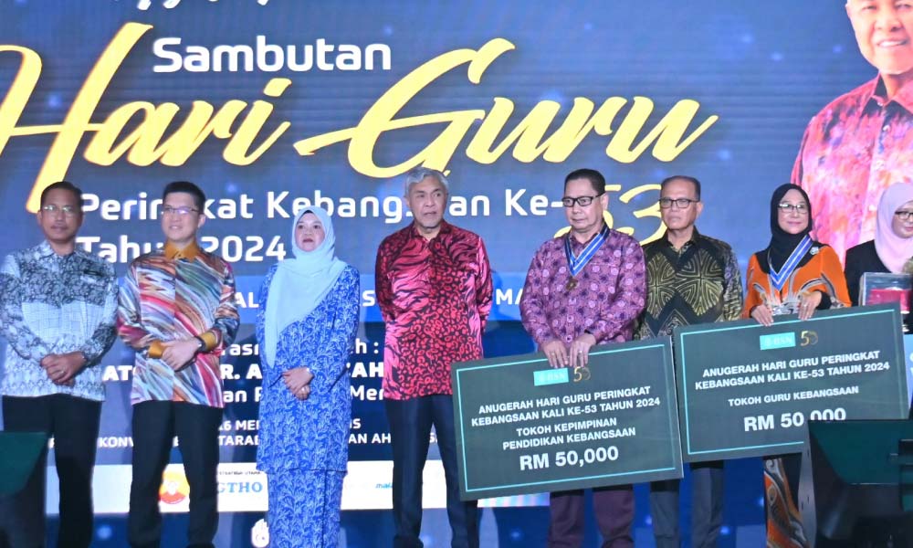 Bestlah lepas ni, kerajaan umum beri semua guru dan pelajar tablet percuma