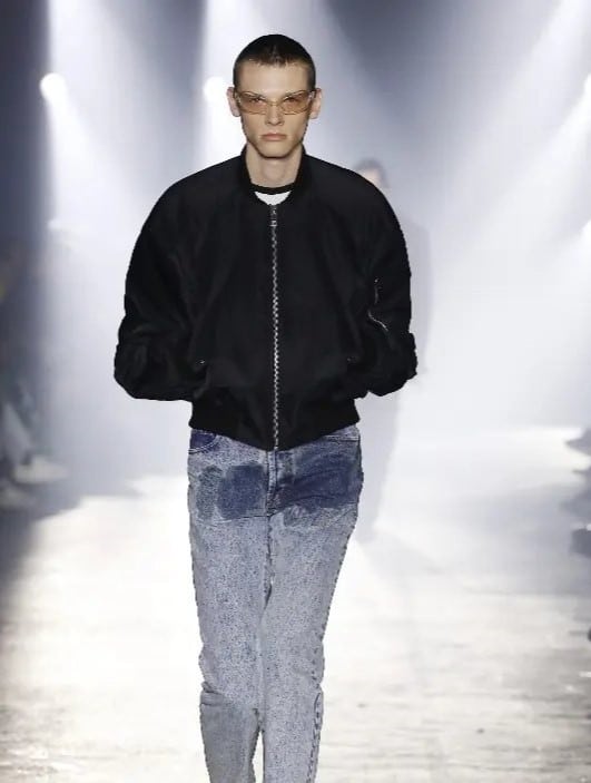 Lain macam fesyen seluar denim ini siapa entah pemakainya harga pun hampir RM3000