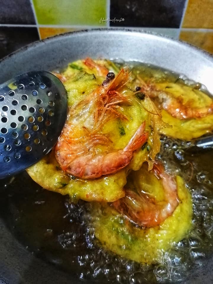 Resipi turun-temurun cucur udang lembut di luar garing di dalam, sesuai buat kudapan petang!