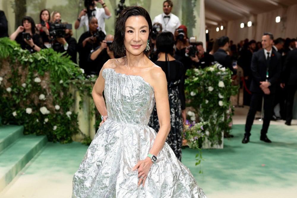 Unik! Michelle Yeoh gayakan busana kerajang timah di Met Gala, pukau mata netizen