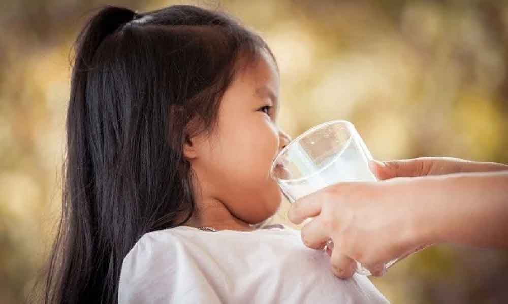 Pening anak 'tantrum' nak minum manis, ini cara mujarab latih minum air kosong pasti berkesan!