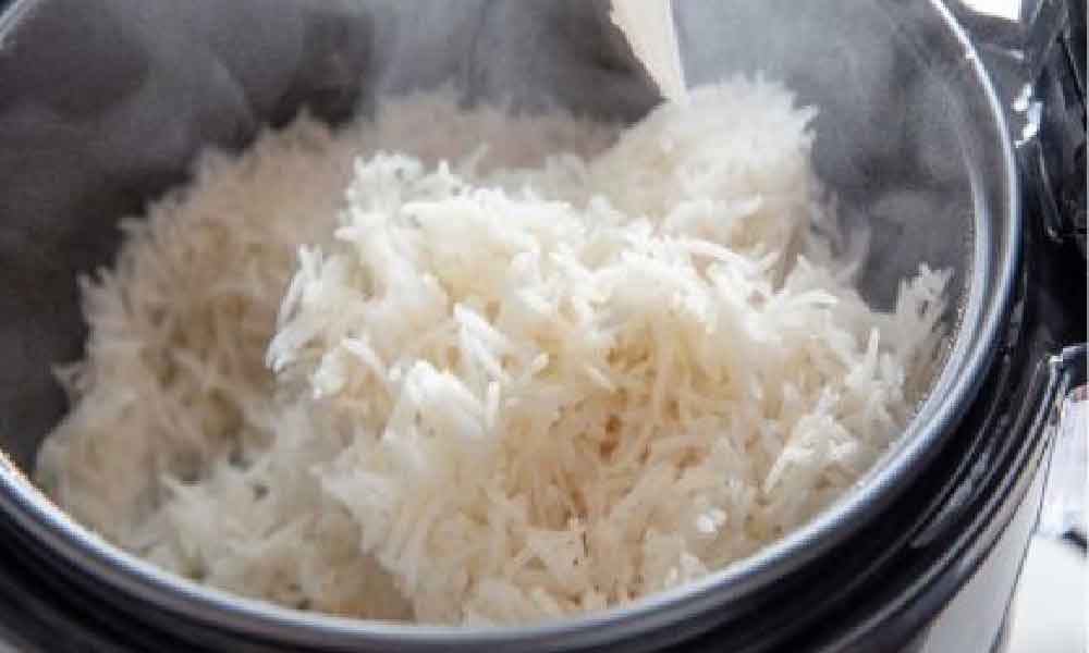 Bukan sekadar terbalikkan periuk, individu kongsi cara betul masak nasi lambat basi